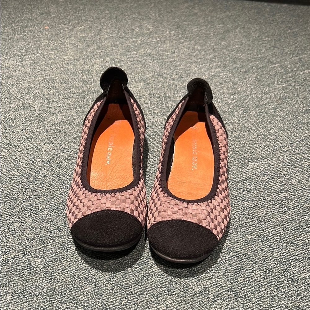 bernie mev. Black and gray Woven Flats